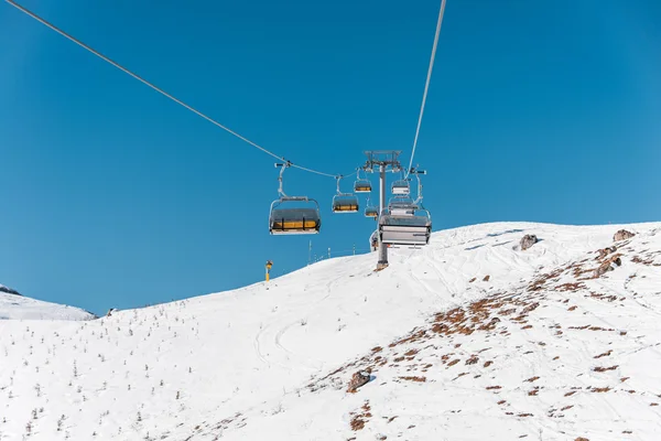 Ski levanta durações dia de inverno brilhante — Fotografia de Stock