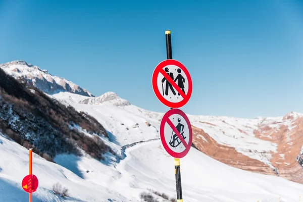 Il pericolo canta sulla stazione sciistica invernale — Foto Stock