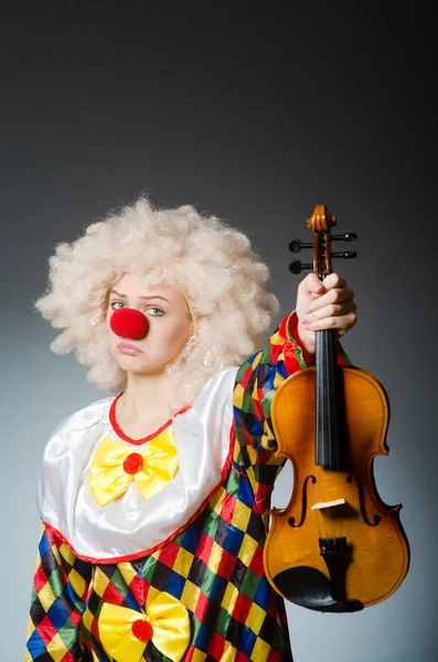 Clown in lustigem Konzept auf dunklem Hintergrund — Stockfoto