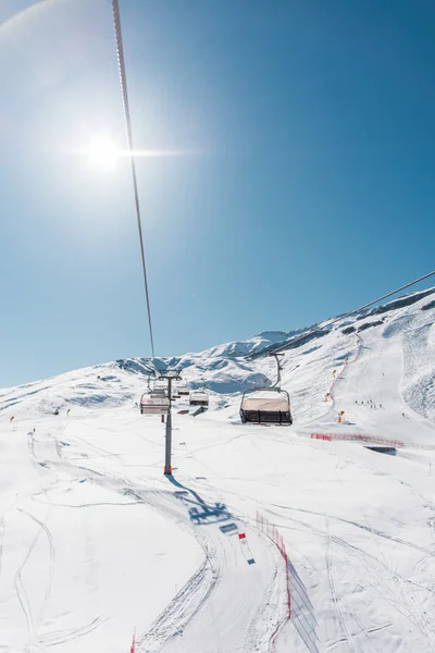 Ski levanta durações dia de inverno brilhante — Fotografia de Stock