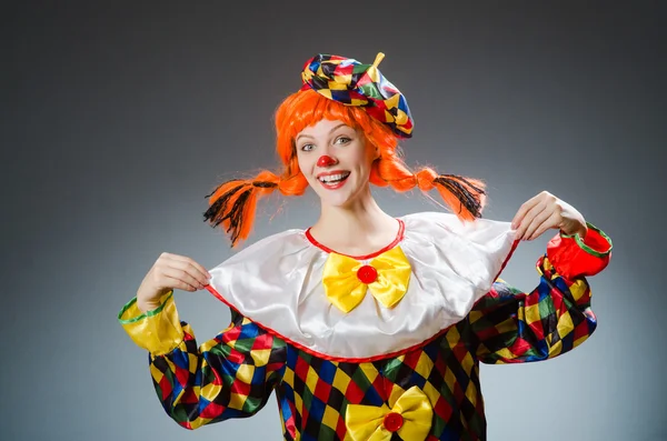 Клоун в смешной концепции на темном фоне — стоковое фото