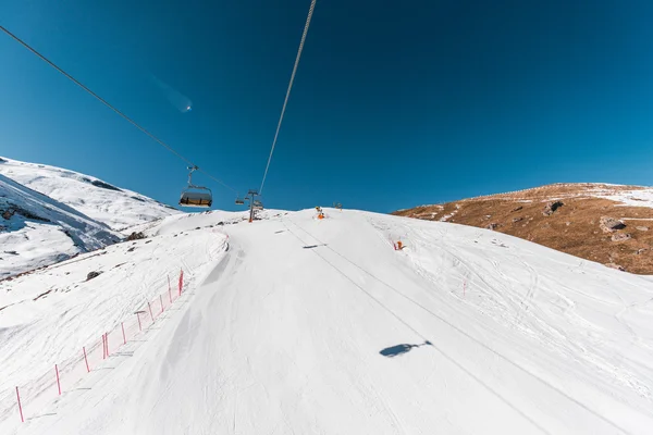 Ski levanta durações dia de inverno brilhante — Fotografia de Stock