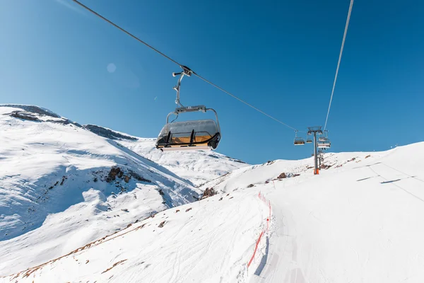 Ski lifts durings luminos de iarnă zi — Fotografie, imagine de stoc