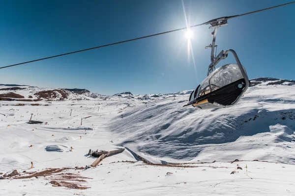 Лыжные подъемники длинной яркий зимний день — стоковое фото