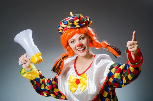 Clown in grappig concept op donkere achtergrond — Stockfoto