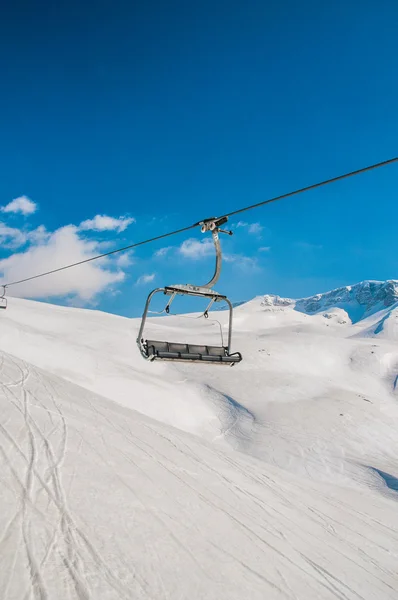 Skiliften tijdens heldere winterdag — Stockfoto