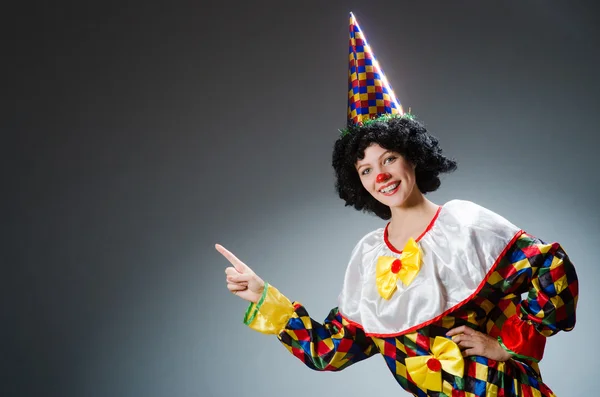 Clown in lustigem Konzept auf dunklem Hintergrund — Stockfoto