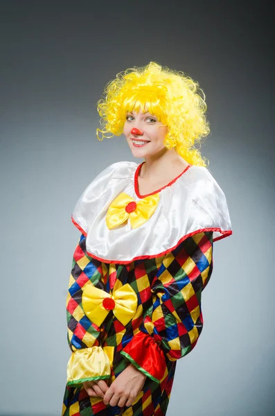 Clown in grappig concept op donkere achtergrond — Stockfoto