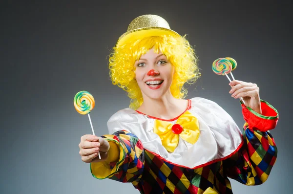 Clown in grappig concept op donkere achtergrond — Stockfoto