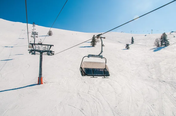 Skilifte überdauern hellen Wintertag — Stockfoto