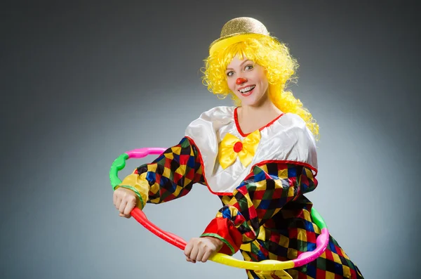 Clown in grappig concept op donkere achtergrond — Stockfoto