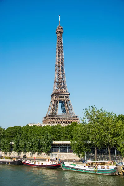 Эйфелева башня в светлый день — стоковое фото
