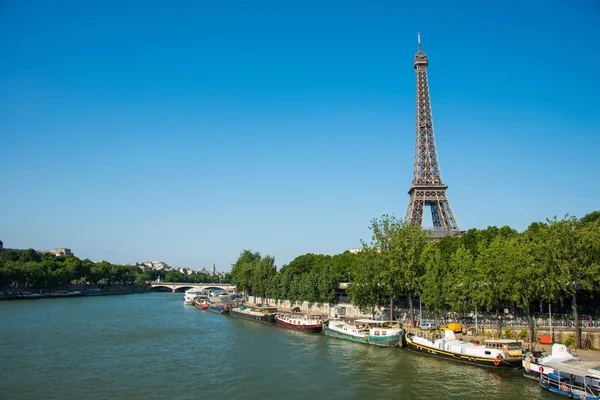 Eiffel tower on bright day — Stock Photo, Image