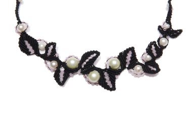 Güzel kolye, beyazın üzerinde.