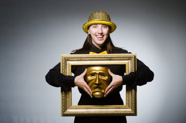 Maskeli kadın komik bir konsept