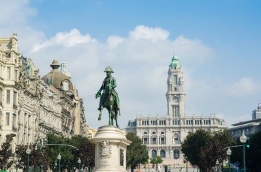 Porto - 8 Ekim 2012: Avenida dos Aliados sokakta 8 Ekim Porto, Portekiz. Porto popüler bir turistik yer
