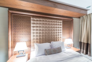 Modern içerikli bir otel odası.