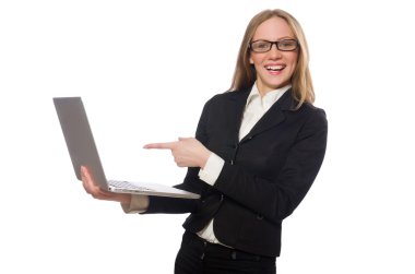 Dizüstü bilgisayarı beyaz olan güzel bir ofis çalışanı.