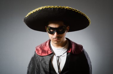 Şapka takan kişi komik bir konsept.