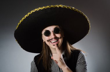 Şapka takan kişi komik bir konsept.