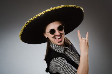 Şapka takan kişi komik bir konsept.