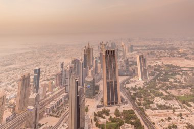 Kum fırtınası sırasında Dubai 'nin gece manzarası