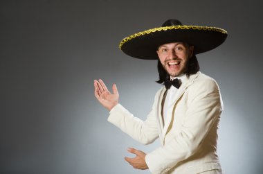 Şapka takan kişi komik bir konsept.