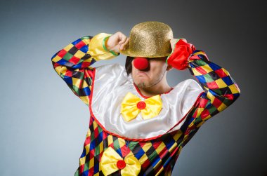 Karanlık arka planda komik palyaço