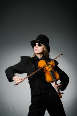 Müzik konsepti içinde klasik Keman çalmaya kadın