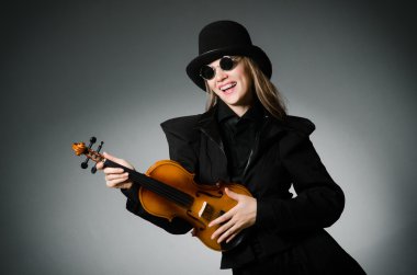 Müzik konsepti içinde klasik Keman çalmaya kadın