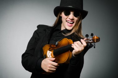 Müzik konsepti içinde klasik Keman çalmaya kadın