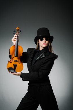 Müzik konsepti içinde klasik Keman çalmaya kadın