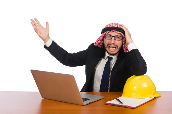 Арабский человек с компьютером и каской — стоковое фото