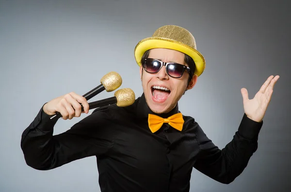 Uomo divertente con microfono nel concetto di karaoke — Foto Stock