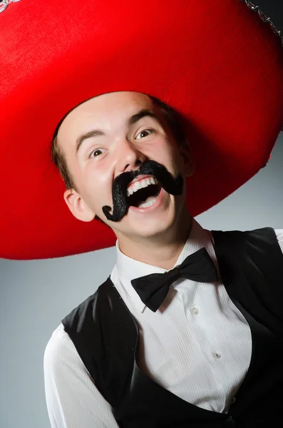 Person som bär sombrero hatt i roligt koncept — Stockfoto