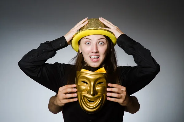 Frau mit Maske in lustigem Konzept — Stockfoto