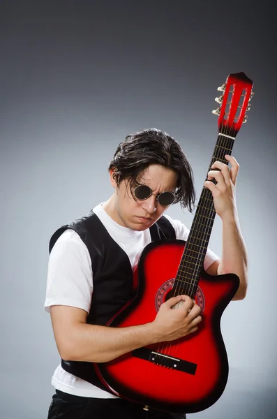 Guitarrista divertido en concepto musical — Foto de Stock