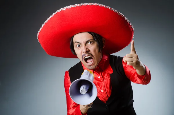 Person som bär sombrero hatt i roligt koncept — Stockfoto