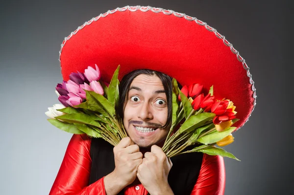 Person som bär sombrero hatt i roligt koncept — Stockfoto