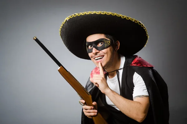 Persona che indossa cappello sombrero in concetto divertente — Foto Stock