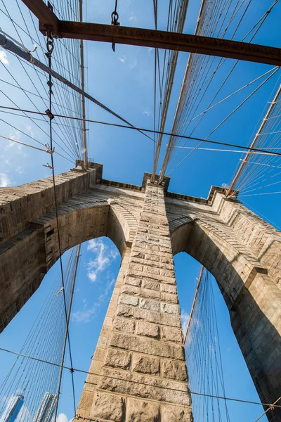 Puente de Brooklyn en Nueva York en brillante día de verano — Foto de Stock