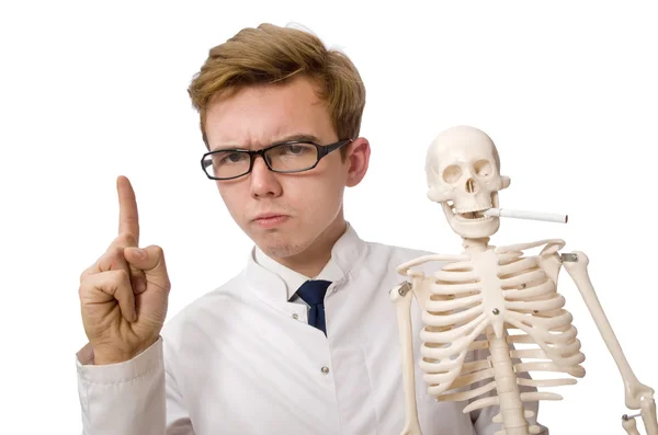 Grappige dokter met skelet geïsoleerd op wit — Stockfoto