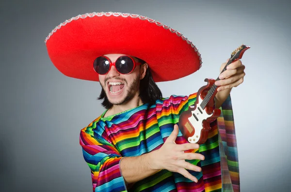 Mexicano tocando guitarra vestindo sombrero — Fotografia de Stock