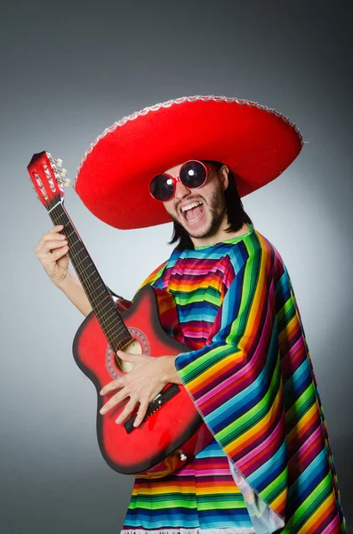 Mexican playing guitar wearing sombrero — Stock Photo, Image