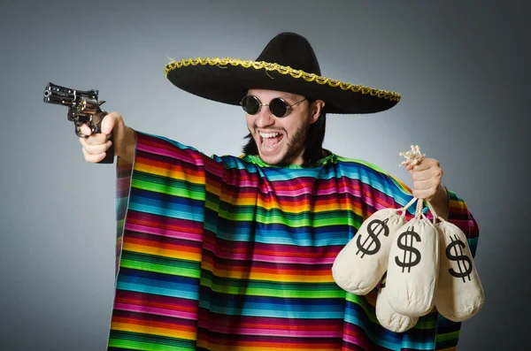 Hombre con armas y sacos de dinero —  Fotos de Stock