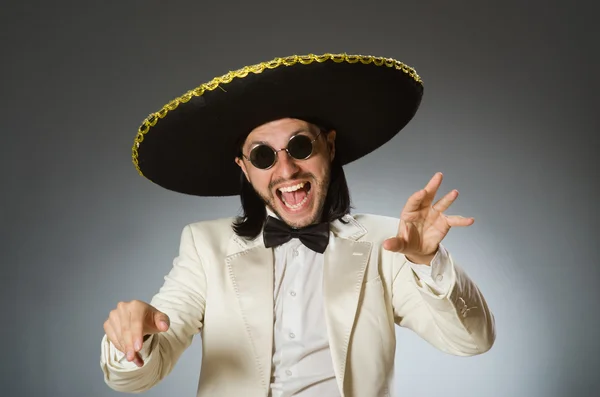 Person som bär sombrero hatt i roligt koncept — Stockfoto