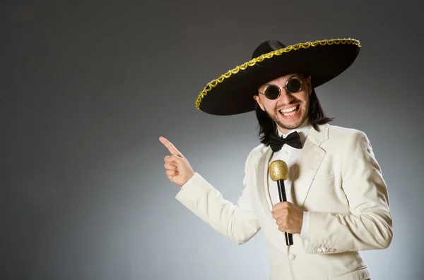 Persona que usa sombrero sombrero en concepto divertido — Foto de Stock