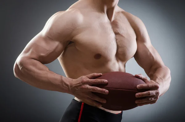 Hombre musculoso con fútbol americano — Foto de Stock