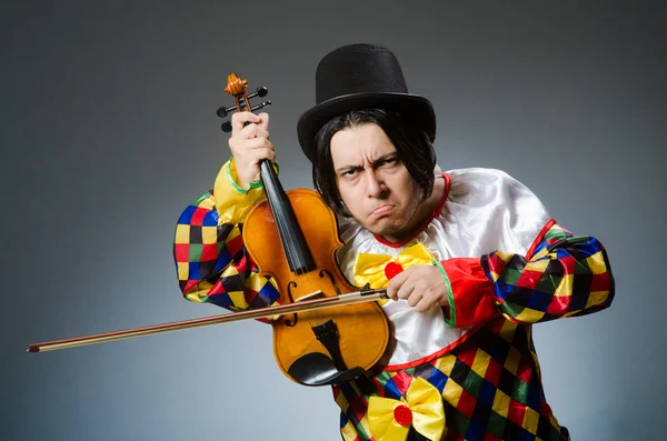뮤지컬 개념에서 재미 있는 바이올린 광대 선수 — 스톡 사진