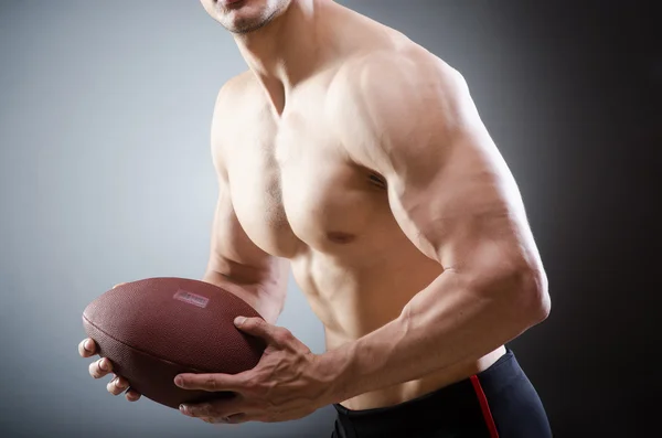 Hombre musculoso con fútbol americano — Foto de Stock